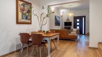 Chalet, 3 habitaciones, fumadores, patio | Comedor