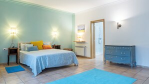 A bedroom with a bed, nightstands, a dresser, and wall-mounted lights. - El Jardin de Lara, Casa con Parking Son Españolet-palma (Palma de Mallorca)