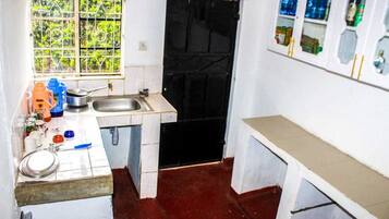 Bangalô família | Cozinha privada | Geladeira, micro-ondas, talheres/pratos/utensílios de cozinha