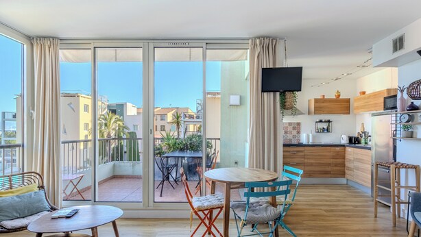 A modern apartment with a balcony, a dining area, and a kitchen. - (014) Port Vauban et piscine (Antibes)