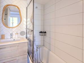 Shower, hair dryer, towels - (014) Port Vauban et piscine (Antibes)