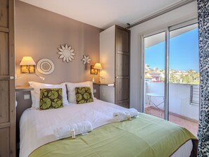 Iron/ironing board, WiFi, bed sheets - (014) Port Vauban et piscine (Antibes)