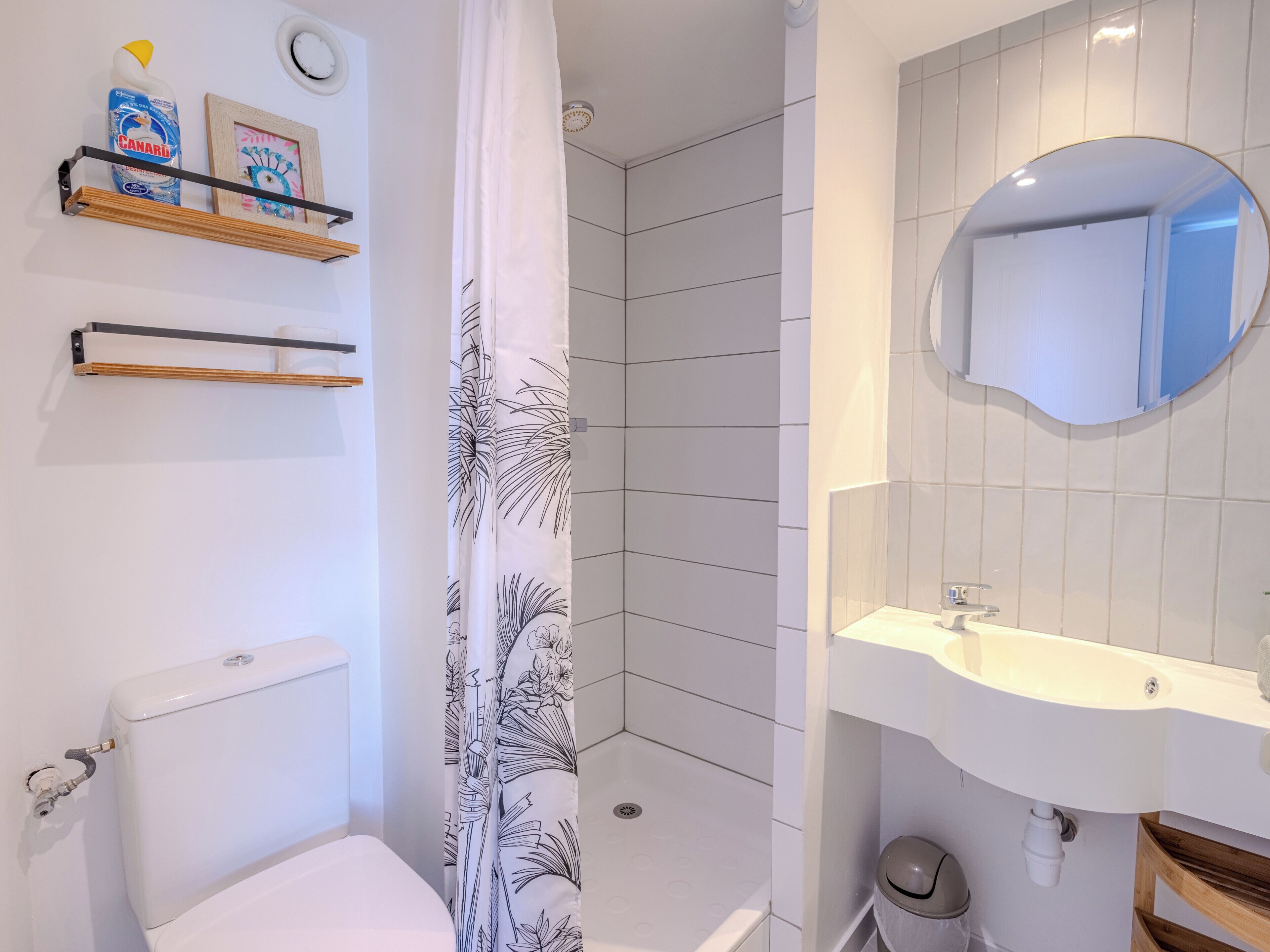 Un baño moderno con inodoro, ducha y lavamanos.
