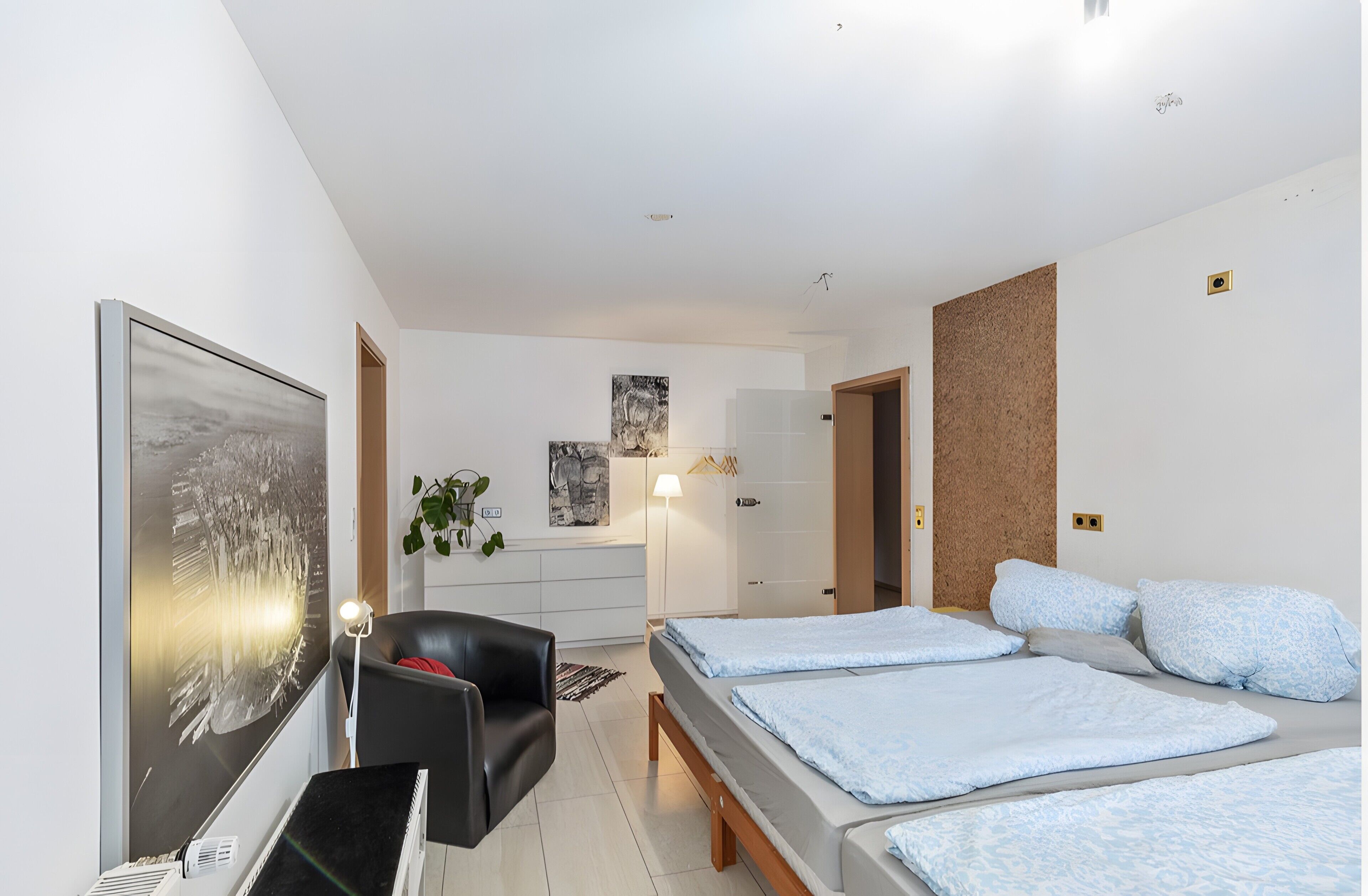 Tabla de planchar con plancha, wifi y ropa de cama 