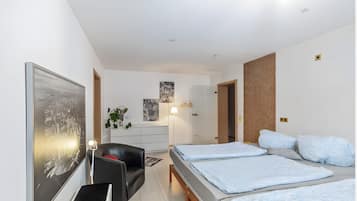 Tabla de planchar con plancha, wifi y ropa de cama