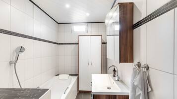 Dusche, Haartrockner, Handtücher