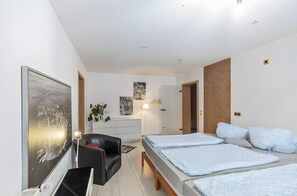 Planxa i posts de planxar, wifi i roba de llit 