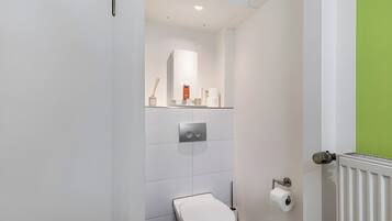 Douche, sĂšche-cheveux, serviettes fournies