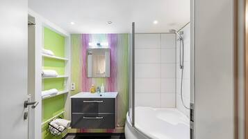 Shower, hair dryer, towels