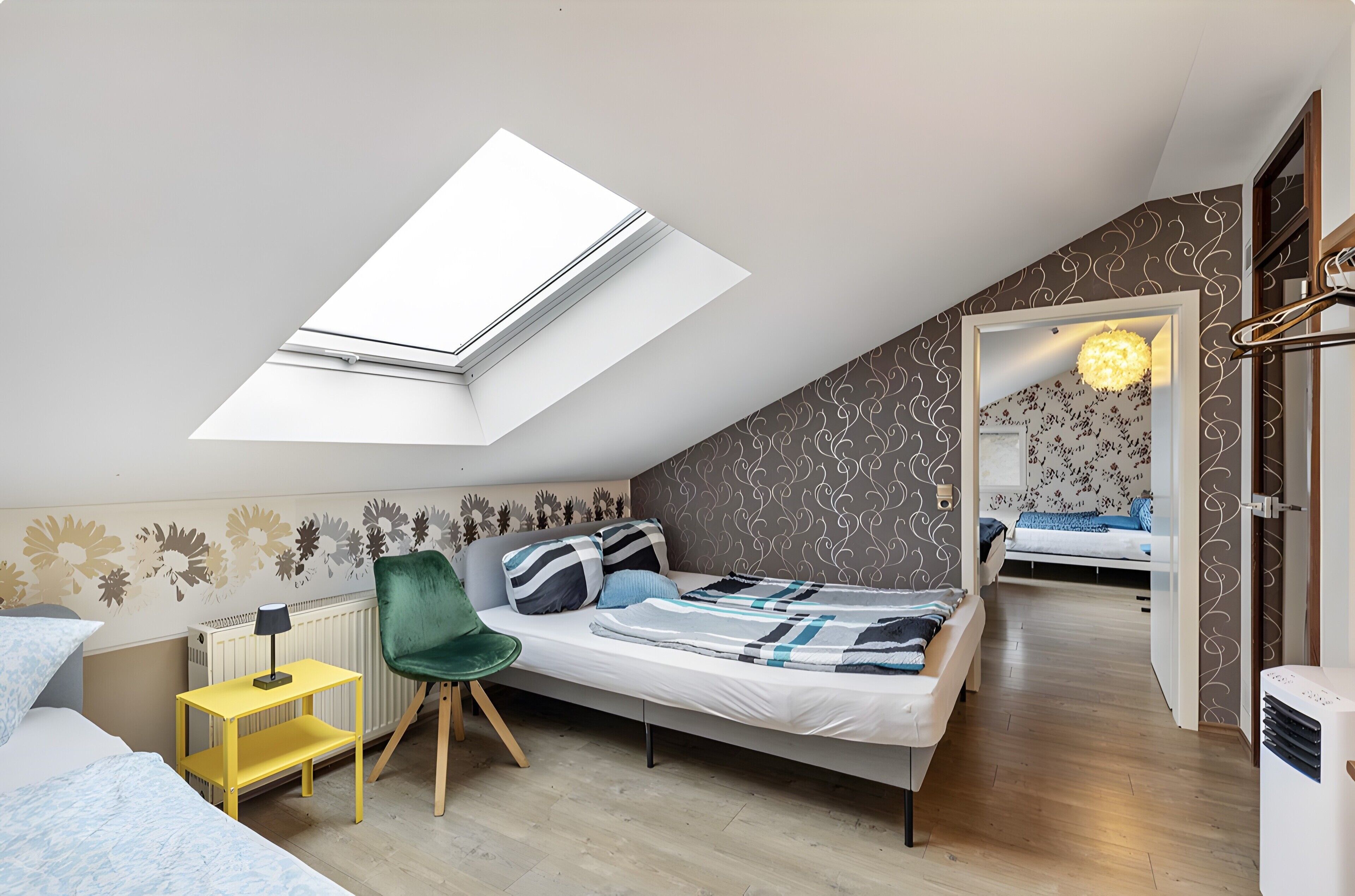 4 bedrooms, iron/ironing board, WiFi, bed sheets