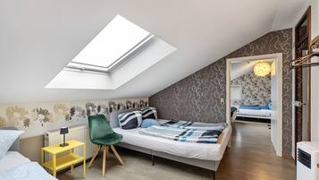 4 bedrooms, iron/ironing board, WiFi, bed sheets