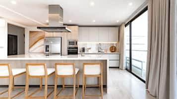 Fridge, microwave, oven, stovetop