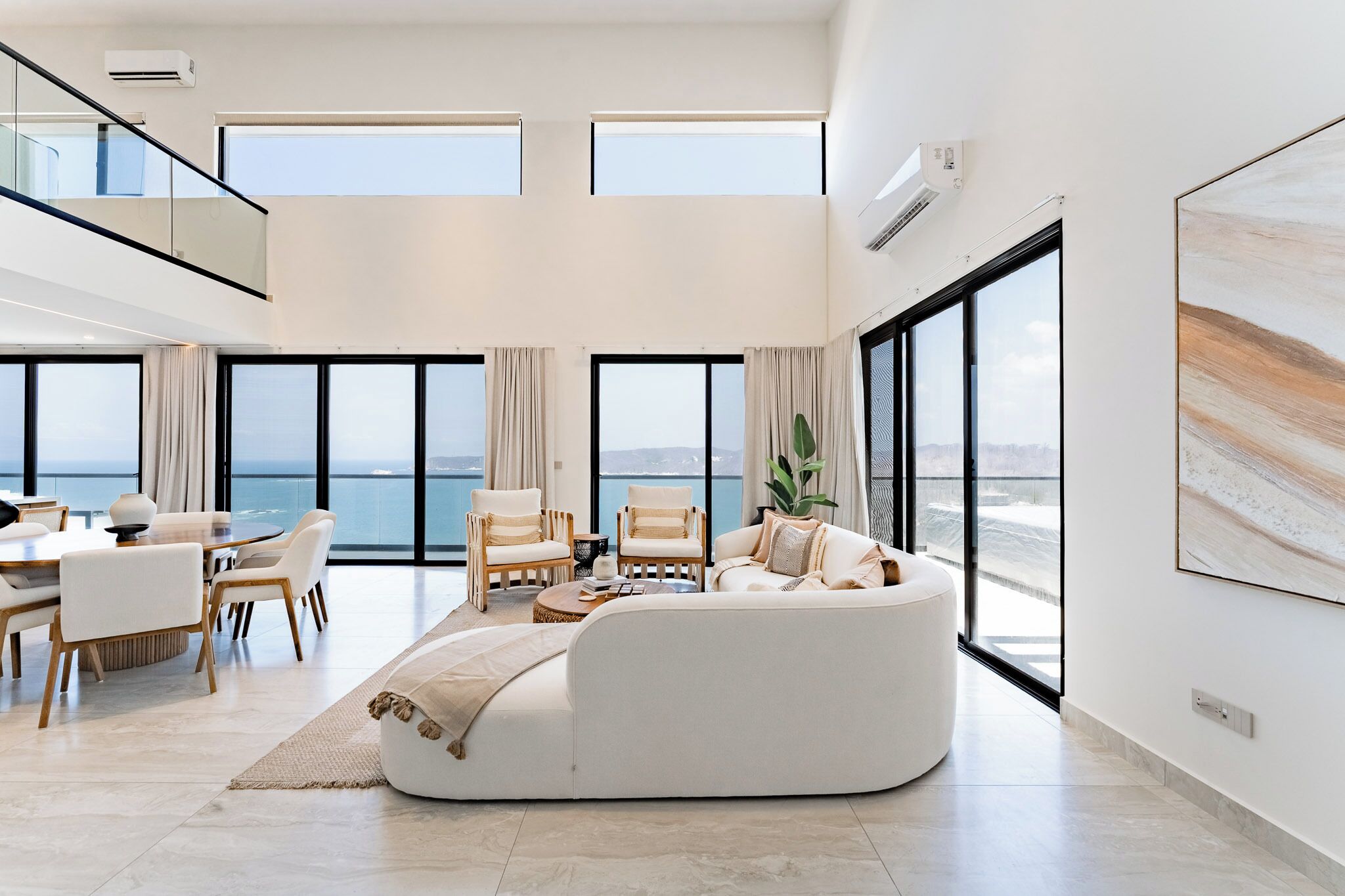 Een smart-tv en boeken