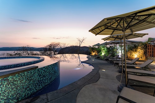 Stunning Oceanview Penthouse at Paradise Cove