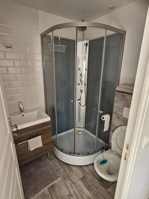 Douche, sèche-cheveux, serviettes fournies