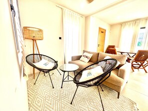Smart TV - Exquisite Boho Sunset luxury Suite, Jacuzzi + 2Bed (Flic en Flac)