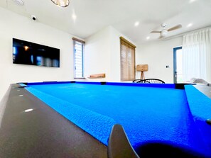 Game room - Exquisite Boho Sunset luxury Suite, Jacuzzi + 2Bed (Flic en Flac)