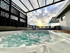 Outdoor spa tub - Exquisite Boho Sunset luxury Suite, Jacuzzi + 2Bed (Flic en Flac)