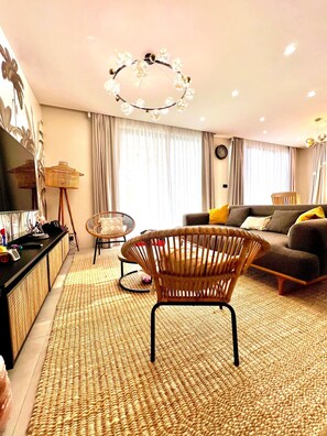 Smart TV - Exquisite Boho Sunset luxury Suite, Jacuzzi + 2Bed (Flic en Flac)
