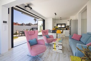 TV connectée, livres, chaîne hi-fi