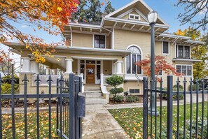 House, 4 Bedrooms | Exterior - The Spalding House Comfort In Visalia 4 Bdrm Home Pets OK! (Visalia)