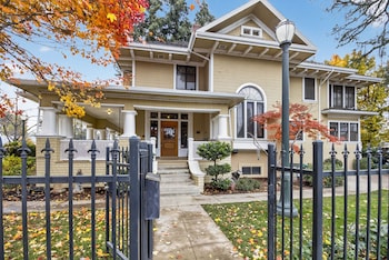 The Spalding House Comfort In Visalia 4 Bdrm Home Pets OK!