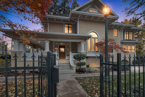 The Spalding House Comfort In Visalia 4 Bdrm Home Pets OK!