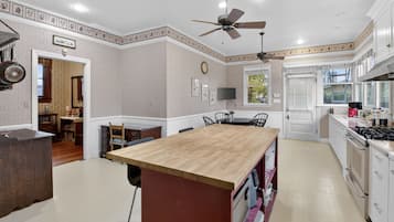 House, 4 Bedrooms | Private kitchen | Fridge, oven, coffee/tea maker, toaster