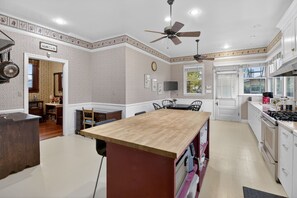 House, 4 Bedrooms | Private kitchen | Fridge, oven, coffee/tea maker, toaster - The Spalding House Comfort In Visalia 4 Bdrm Home Pets OK! (Visalia)