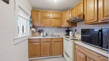 Casa, 4 habitaciones | Cocina privada | Refrigerador, horno y cafetera y tetera