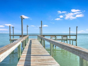 A wooden pier extending into calm waters under a clear sky. - Bayfront Kontiki 301 3 Bedroom Condo (Rockport)