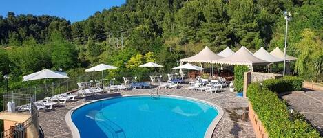 Piscine extérieure (ouverte en saison)