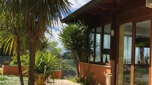 A pathway leading to a building with large windows and a view of the sky. - Paradiso Country house (Pescara)