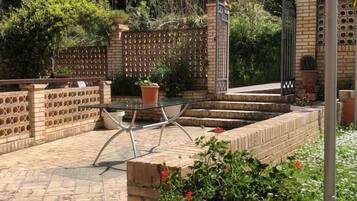 屋外ダイニングエリア