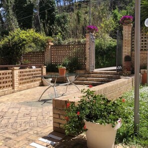 Outdoor dining - Paradiso Country house (Pescara)