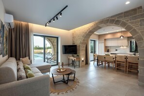 Villa | Oppholdsområde | En 50-tommers smart-TV med Parabol-TV samt Netflix og strømmetjenester