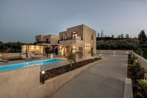 Villa | Piscina | Una piscina al aire libre, sombrillas, tumbonas