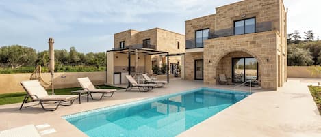 Villa | Piscine | Piscine extérieure, parasols, chaises longues