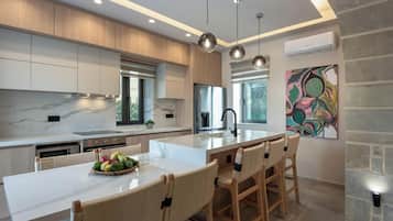 Vila | Cozinha privada | Geladeira grande, micro-ondas, fogão, cooktop