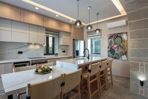 Vila | Cozinha privada | Geladeira grande, micro-ondas, fogão, cooktop