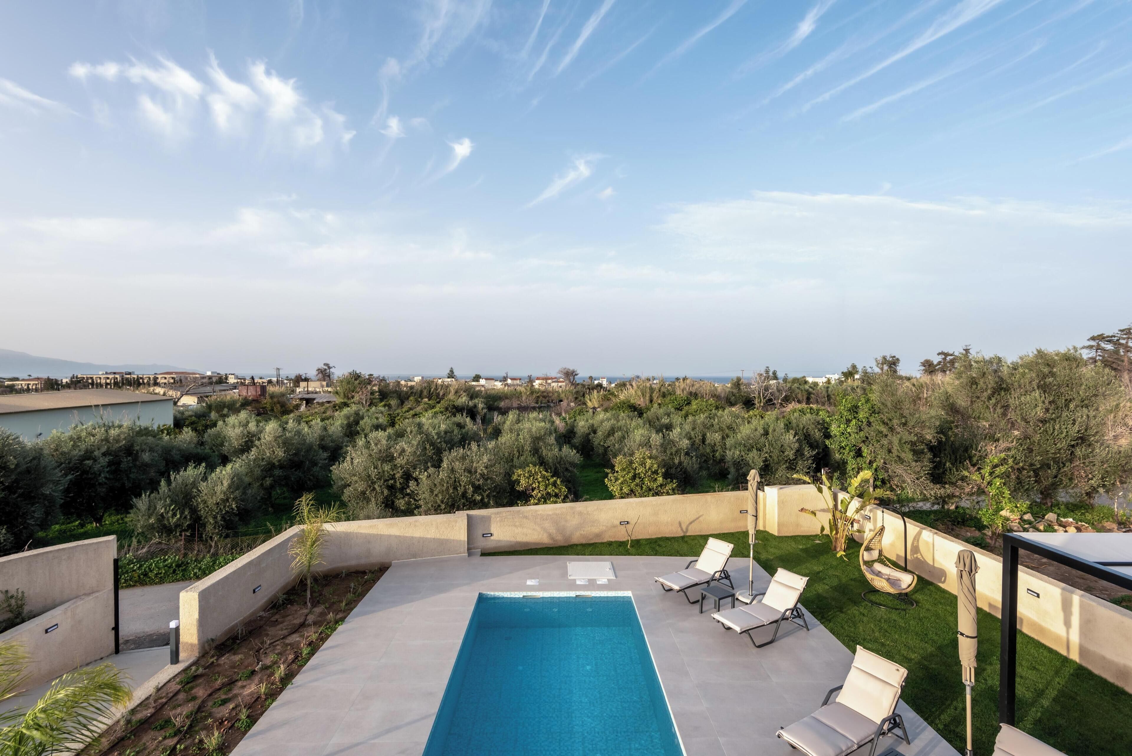 Villa | Piscine | Piscine extérieure, parasols de plage, chaises longues