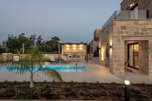Villa | Pool | Outdoor pool, pool umbrellas, sun loungers - Golden Silence (Platanias)