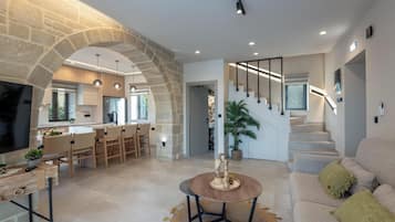 Villa | Coin séjour | TV connectée de 50 pouces avec chaßnes par satellite, Netflix