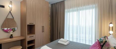 Villa | Cortinas blackout, insonorización y tabla de planchar con plancha