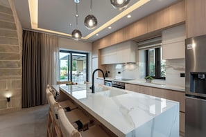Villa | Cocina privada | Frigorífico grande, microondas, horno y placa de cocina