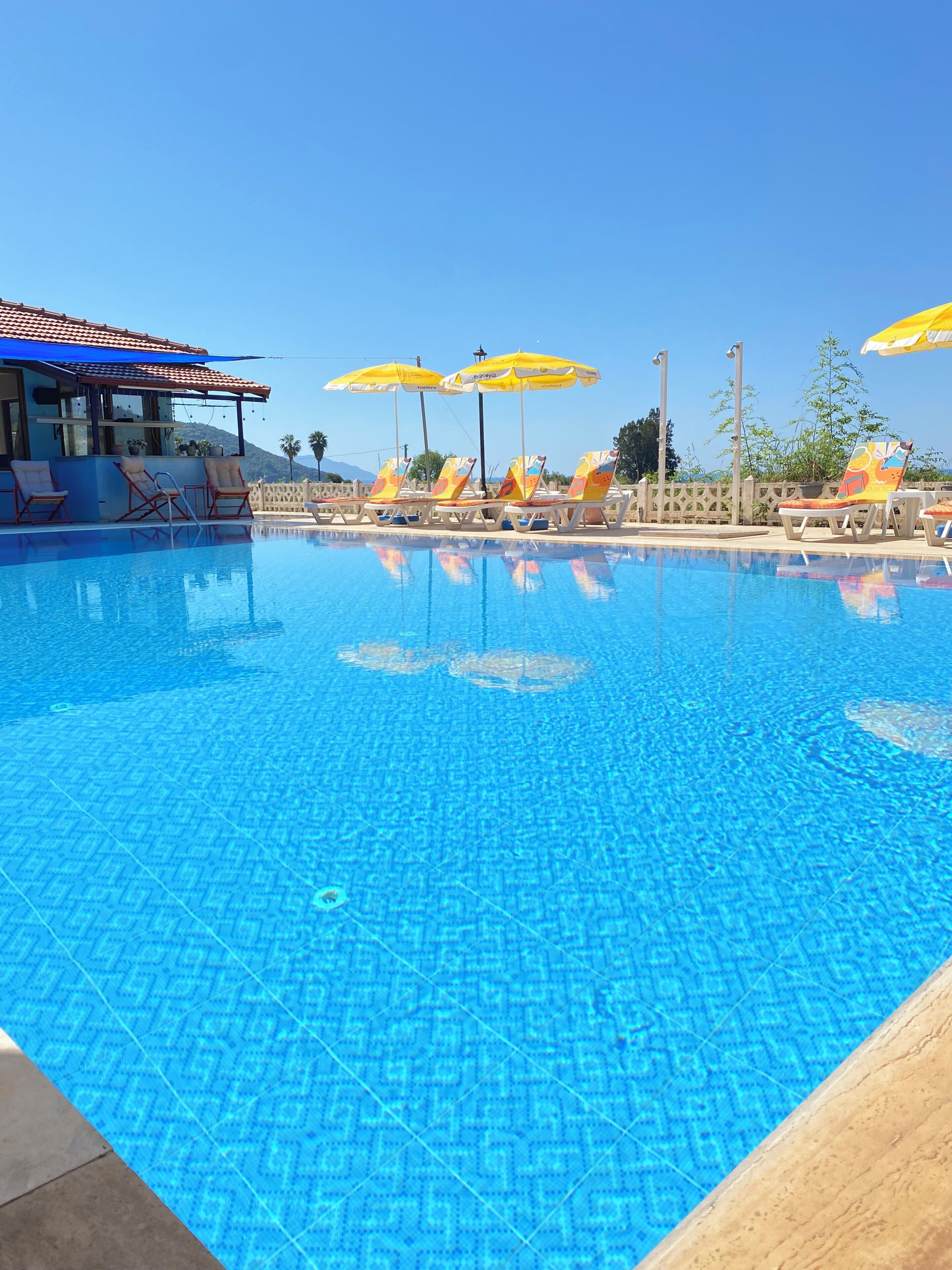 Una piscina al aire libre de temporada