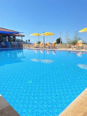 Una piscina al aire libre de temporada