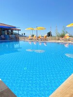 Una piscina al aire libre de temporada