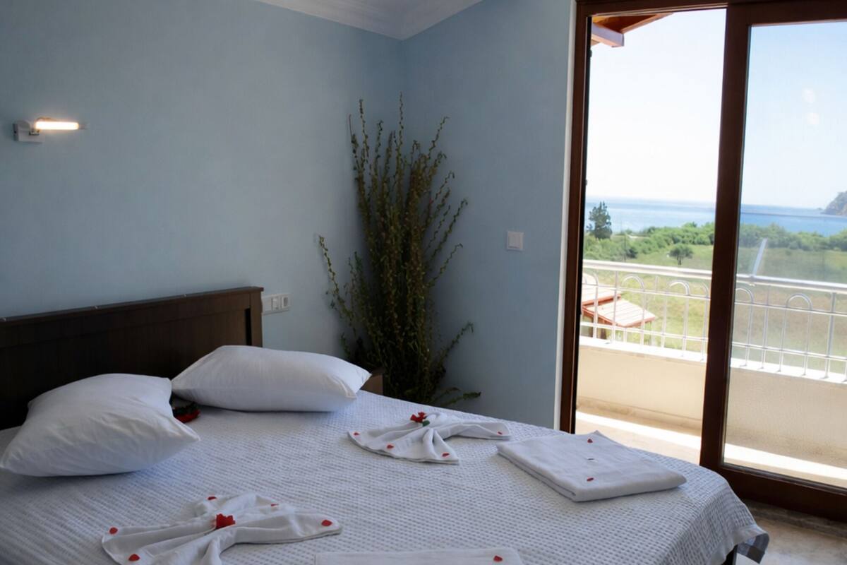 Deluxe-rum - flera sängar - balkong - havsutsikt | Sängtillbehör av högsta kvalitet, gratis wi-fi och sängkläder