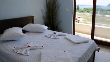 Rom – deluxe, flere senger, balkong, sjøutsikt | Sengetøy av topp kvalitet, wi-fi (inkludert) og sengetøy